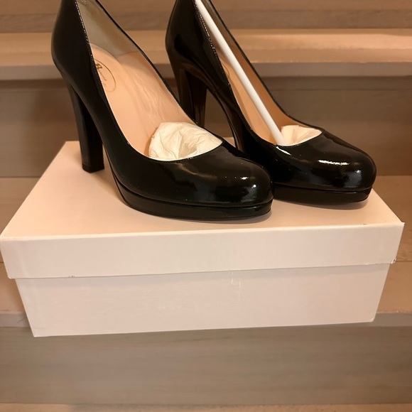 Navy High Heeled Platform Pumps with Glossy Finish and Textured Material - Picture 2 of 4